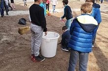 Пролећно чишћење школског дворишта